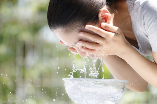 オバジの酵素洗顔で洗う女性